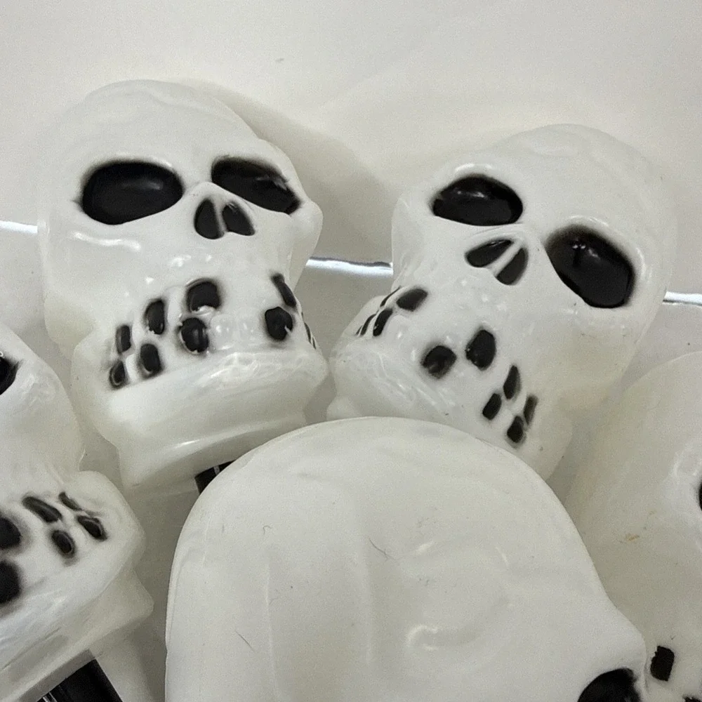 VTG Skelton Blow Mold‎ Lights 5 Skulls- Corded